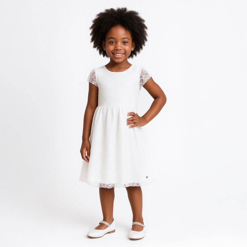Retrato Alegre de Menina com Vestido Branco-Editar