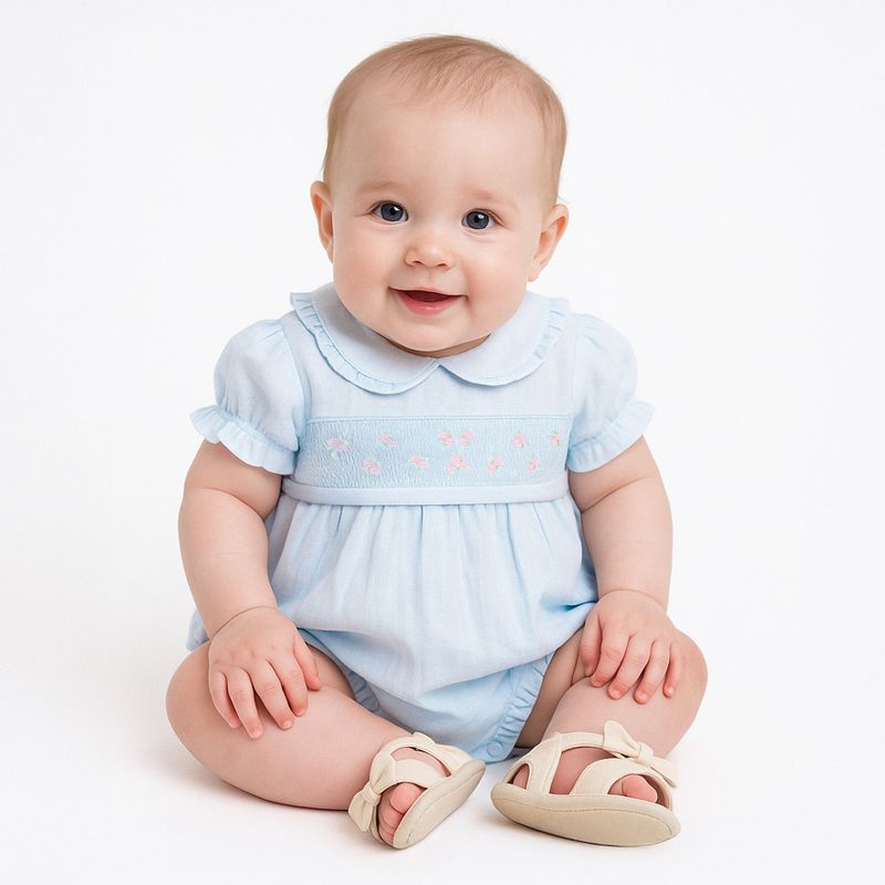 Bebe sorridente com roupinha delicada-Editar